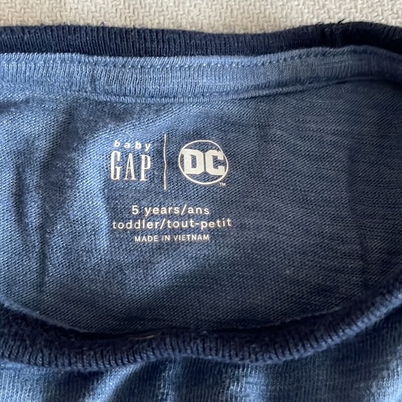 DC Superman shirt with detachable cape - Picture 2 of 4